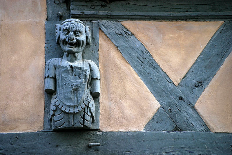 Sculpture en bois visage goguenard sur maison d'Angers - © Norbert Pousseur