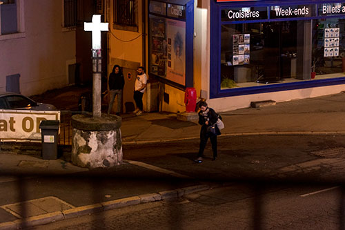 Croix lumineuse dans une rue du Puy en Velay - © Norbert Pousseur