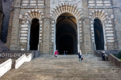 Le grand escalier de la cathédrale du Puy en Velay - © Norbert Pousseur